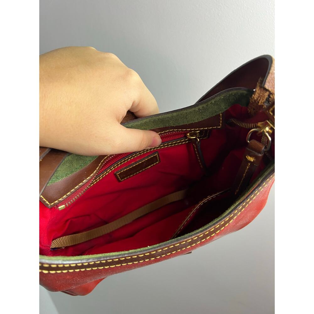 Dooney & Bourke red leather Derby shoulder bag. - Picture 5 of 6